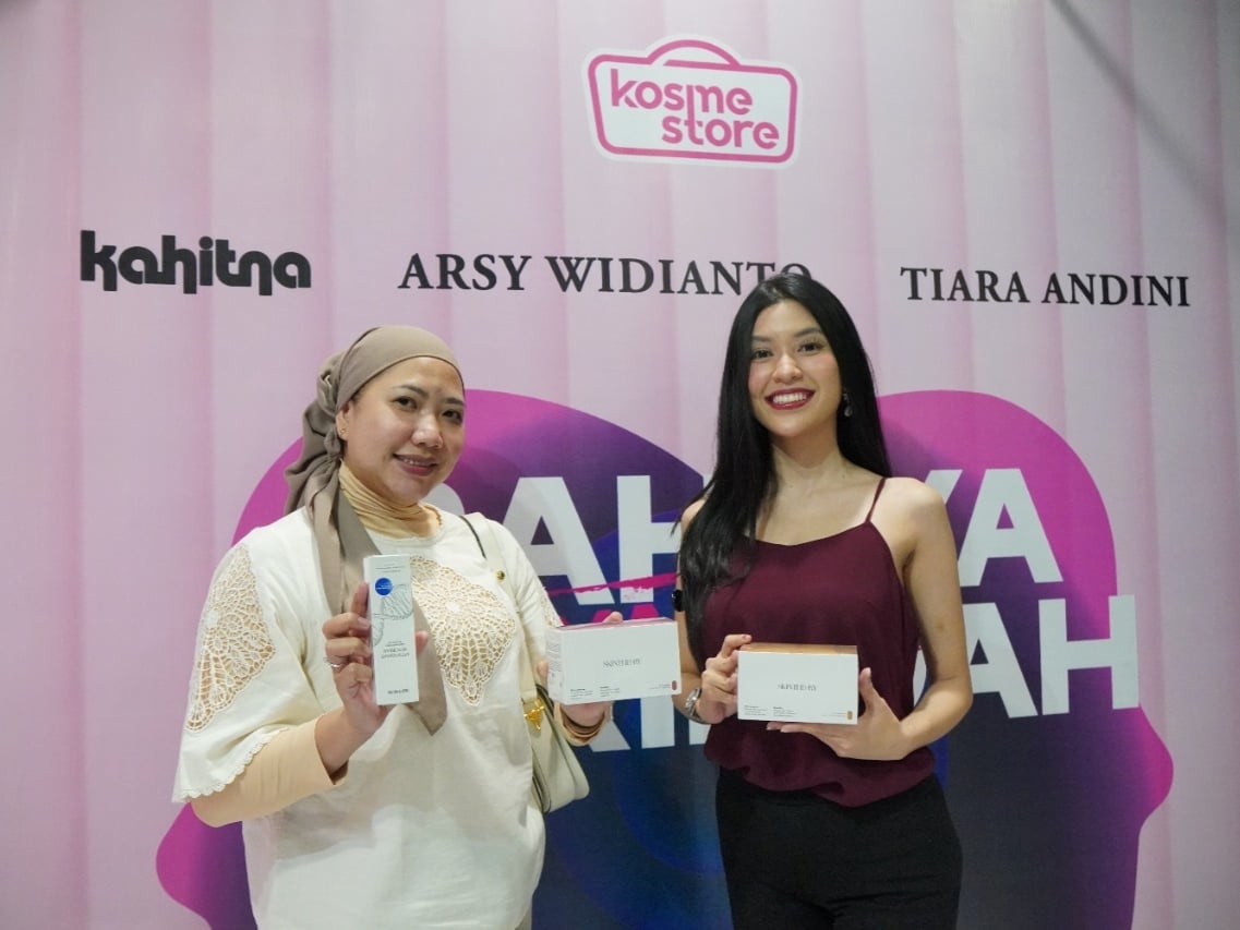Direktur Kosme Group Titis Indah Wahyu (kiri) di Kosme Store untuk acara Kahitna.