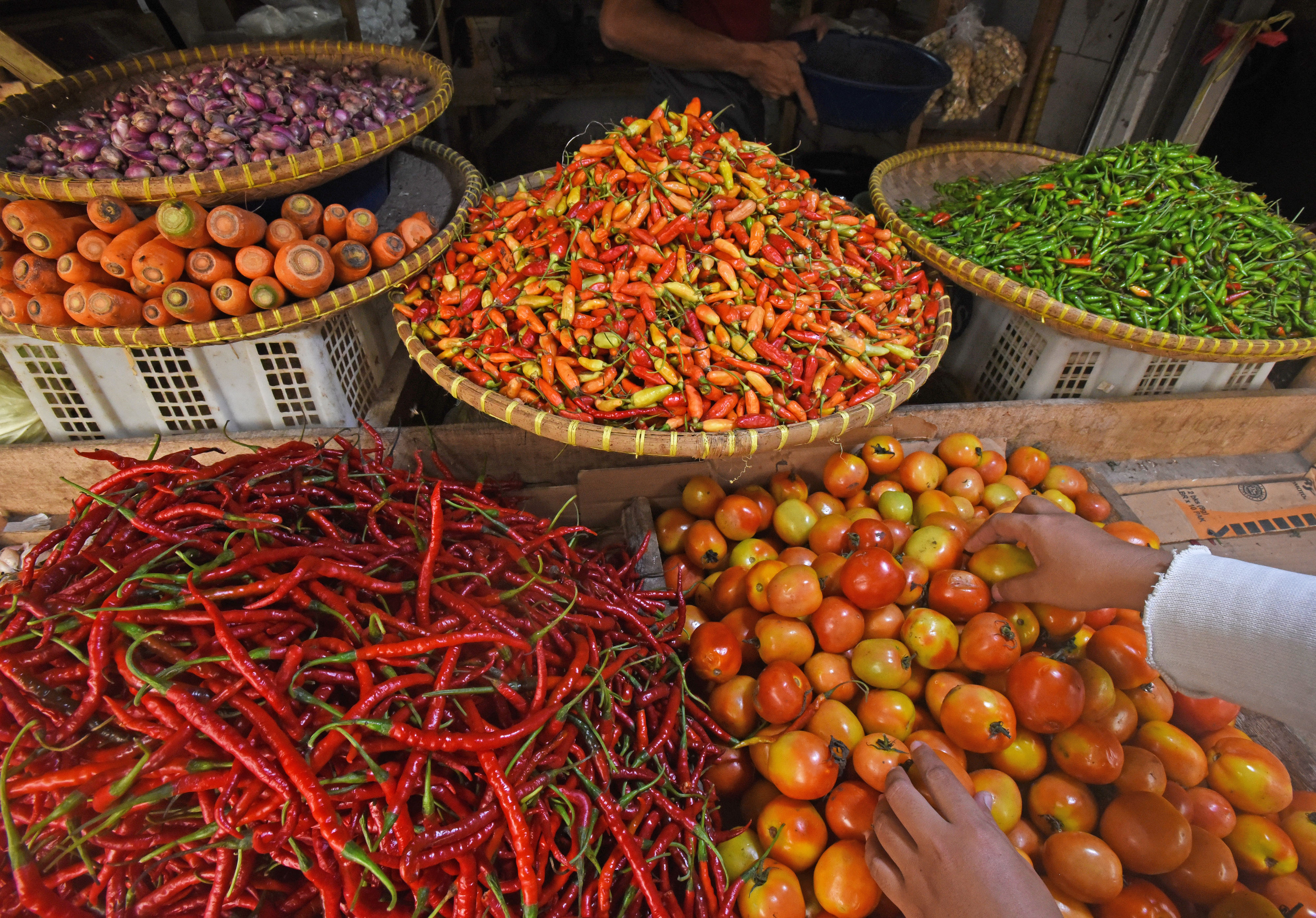 Ilustrasi pedagang pasar tengah melayani pembeli.