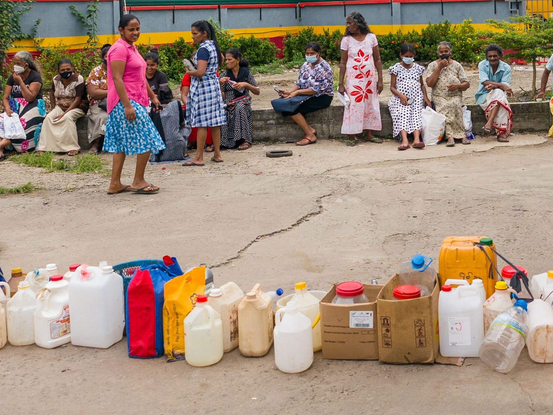 Orang-orang mengantre untuk membeli minyak tanah untuk keperluan rumah tangga di stasiun pasokan di Kolombo pada 17 Juni 2022.