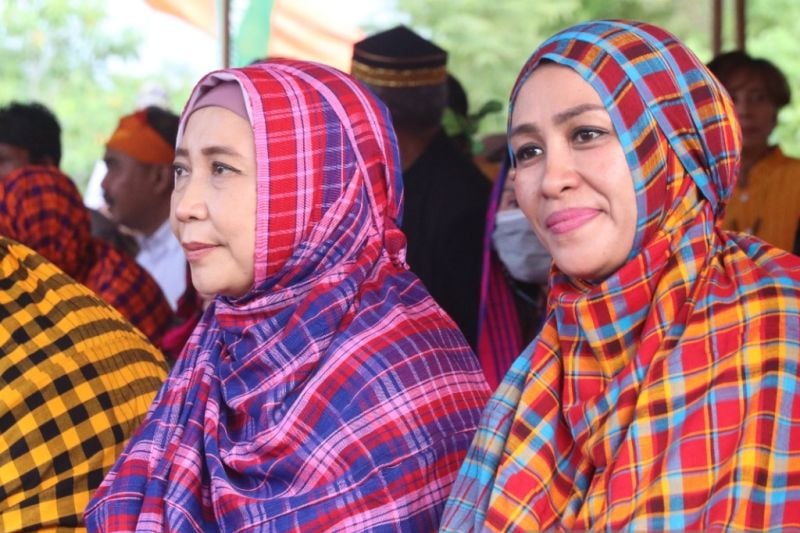 Wakil Gubernur Nusa Tenggara Barat (NTB) Sitti Rohmi Djalilah (kiri) saat mengenakan pakaian tradisional Rimpu di Festival Tambora.