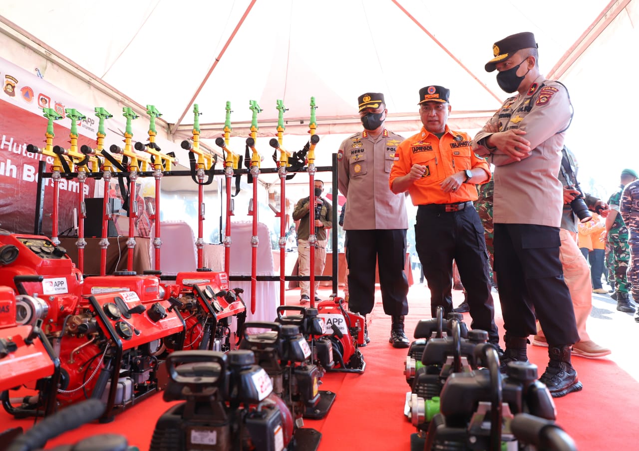 Pj Bupati Muba Apriyadi (tengah) mengecek peralatan pencegahan kebarakan hutan dan lahan di Muba.