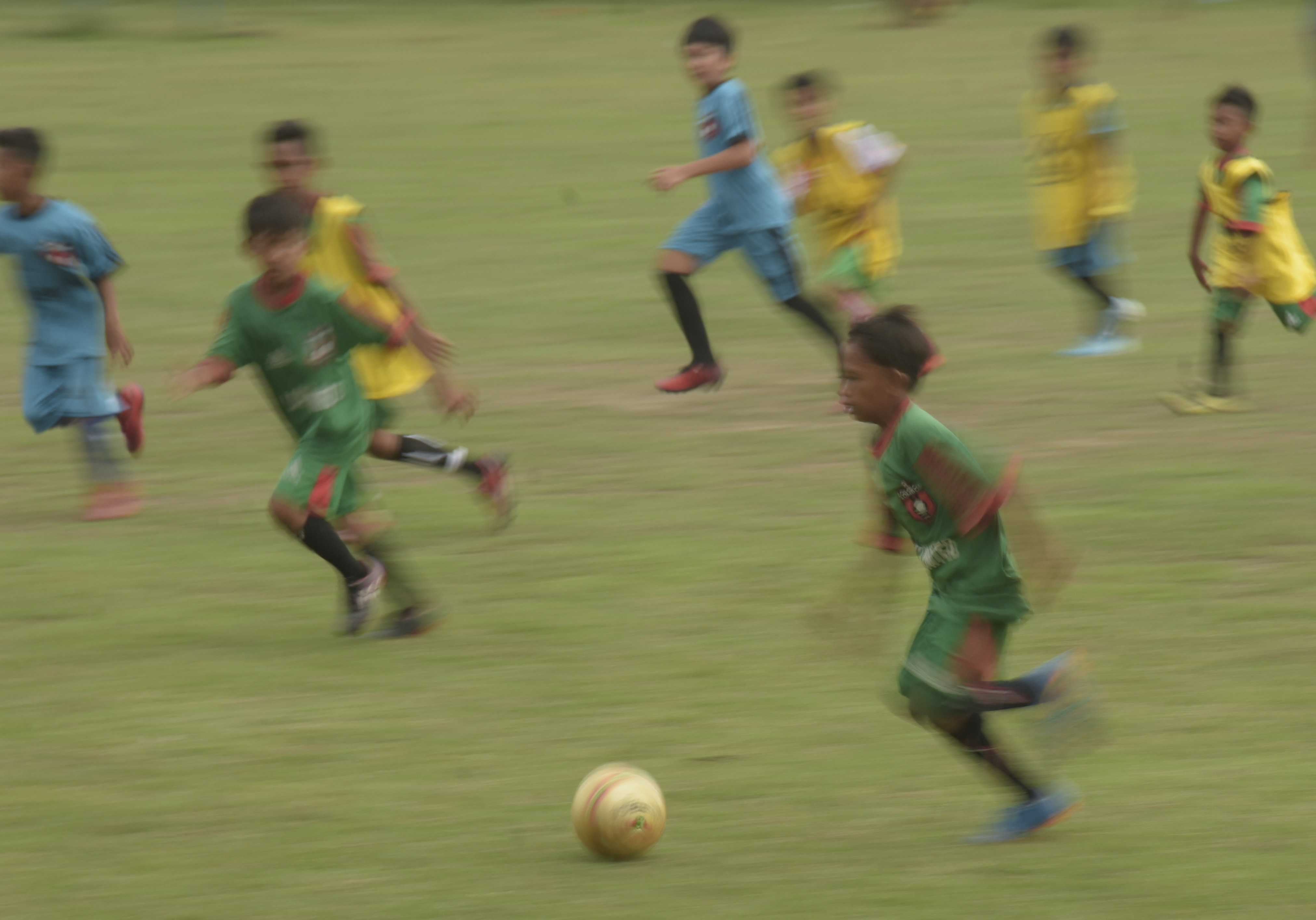 Sejumlah anak-anak berlatih sepak bola di lapangan Lanud ZAM Rembiga, Mataram, NTB.