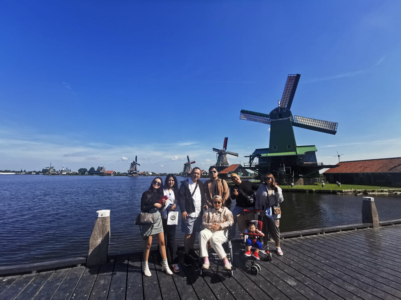 Salah satu melepas penat atau kebosanan dengan jalan-jalan bersama keluarga