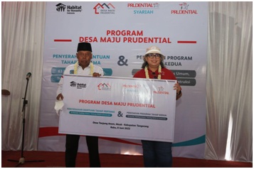 Presiden Direktur Prudential Indonesia Michellina L. Triwardhany (kanan) dan Kepala Desa Tanjung Anom Asbihani.