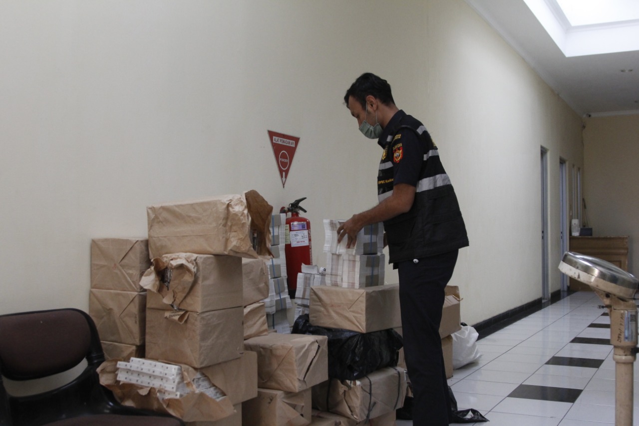 Petugas Bea Cukai Kudus menyita rokok ilegal senilai Rp1,5 miliyar di Jepara, Jawa Tengah. 