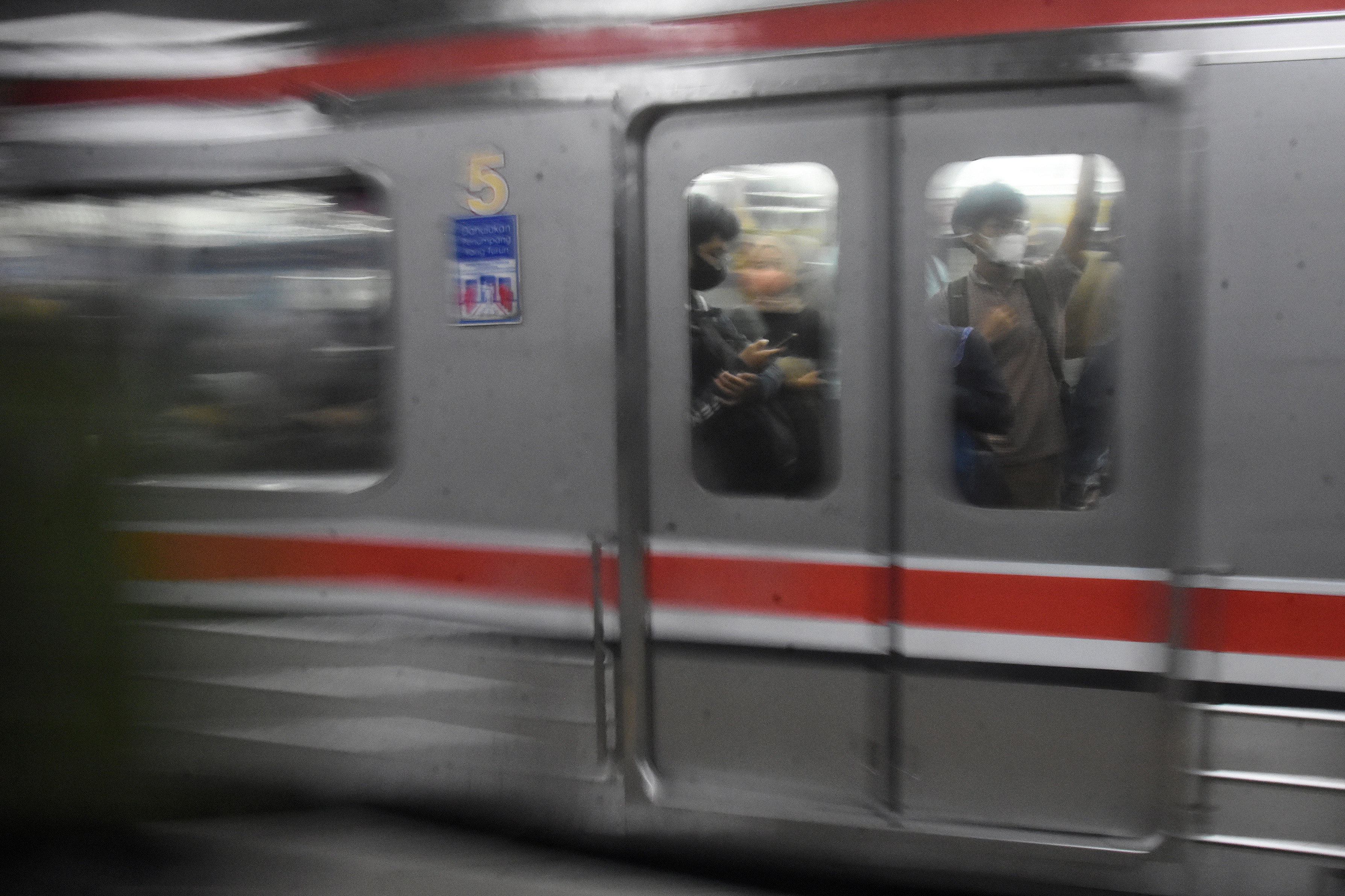 Rangkaian KRL melintas di Stasiun Manggarai, Jakarta.