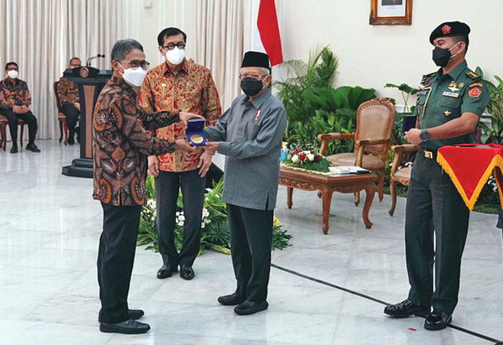 Penyerahan penghargaan dari WIPO kepada UGM oleh Wakil Presiden Ma’ruf Amin.