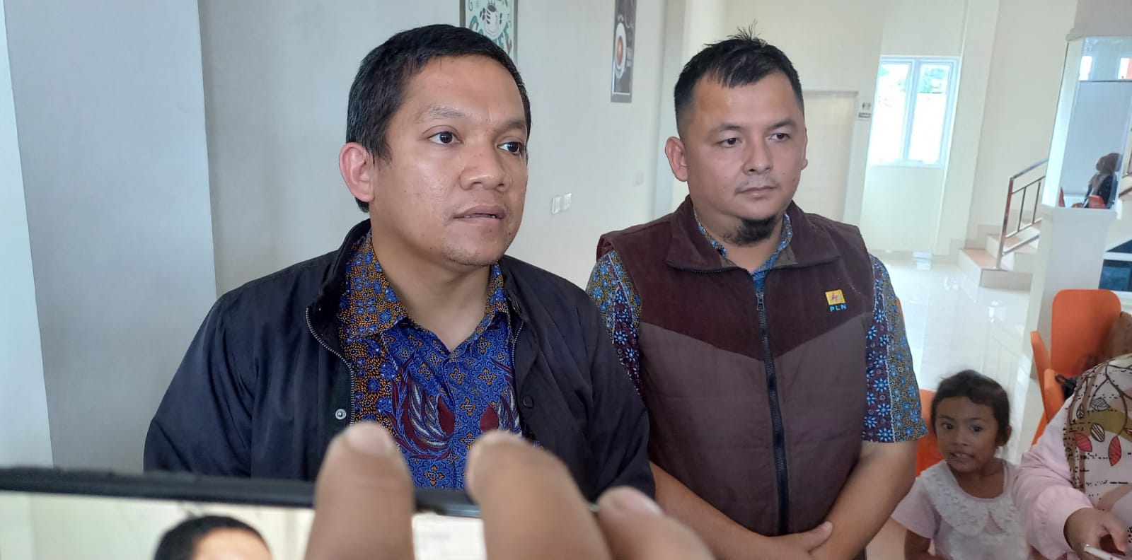 Manager Customer Exprience PLN UIW Babel Reza Fauzan saat diwawancarai wartawan. 