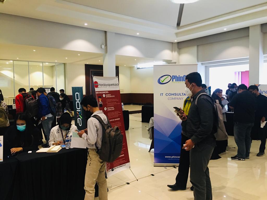 Sejumlah mahasiswa mendaftarkan diri untuk mengikuti Nusa Mandiri JIF (Job Career dan Intership Fair) 2022. 