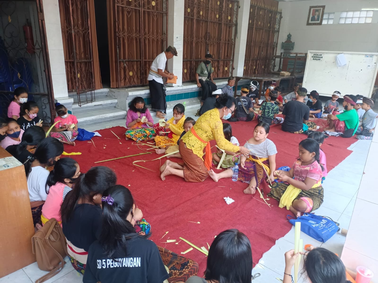Program mengisi liburan sekolah anak-anak dengan kegiatan Pasraman Kilat di  Kelurahan Peguyangan Denpasar, Bali