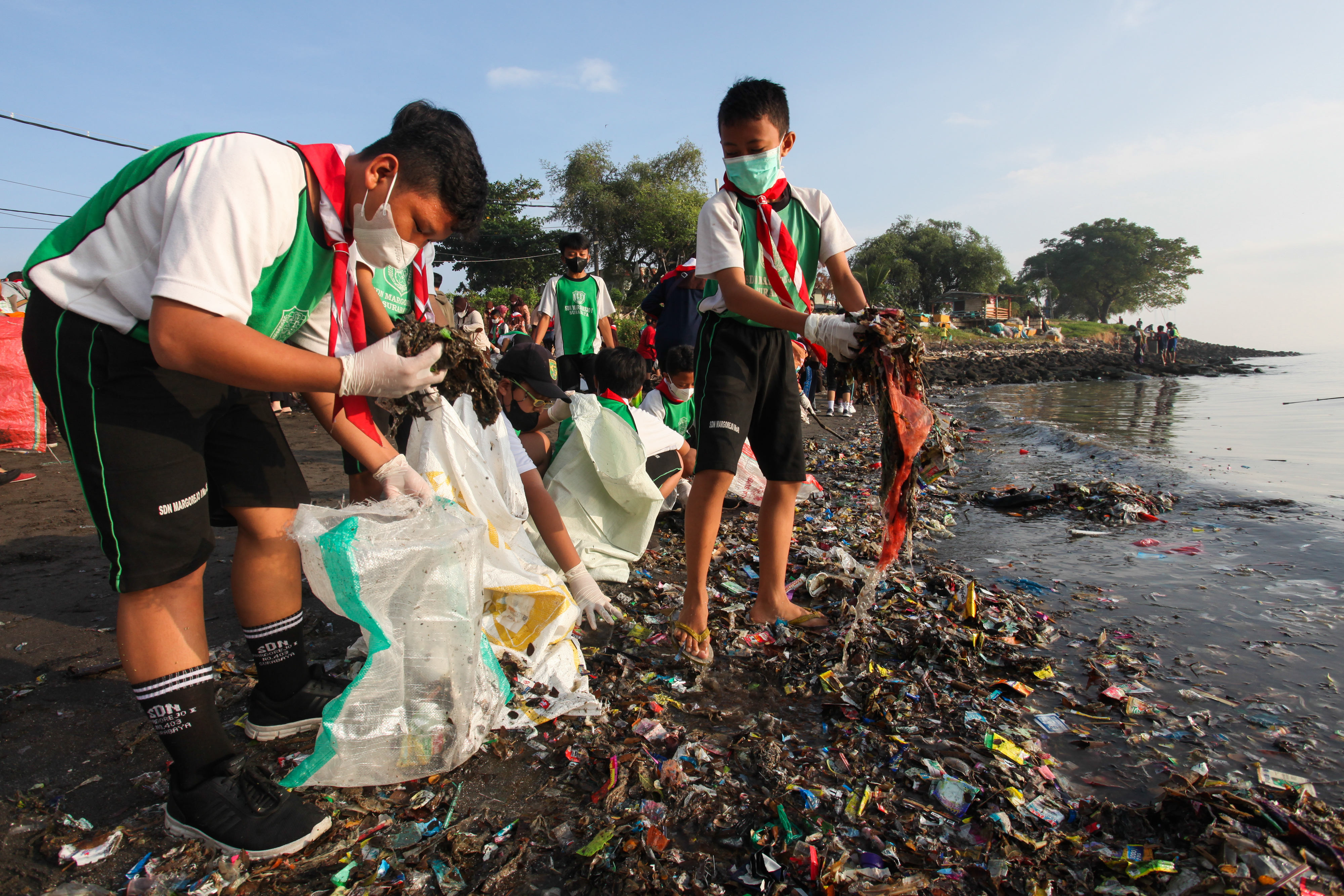 Ilustrasi aksi menjaga lingkungan hidup dengan bersih-bersih pantai
