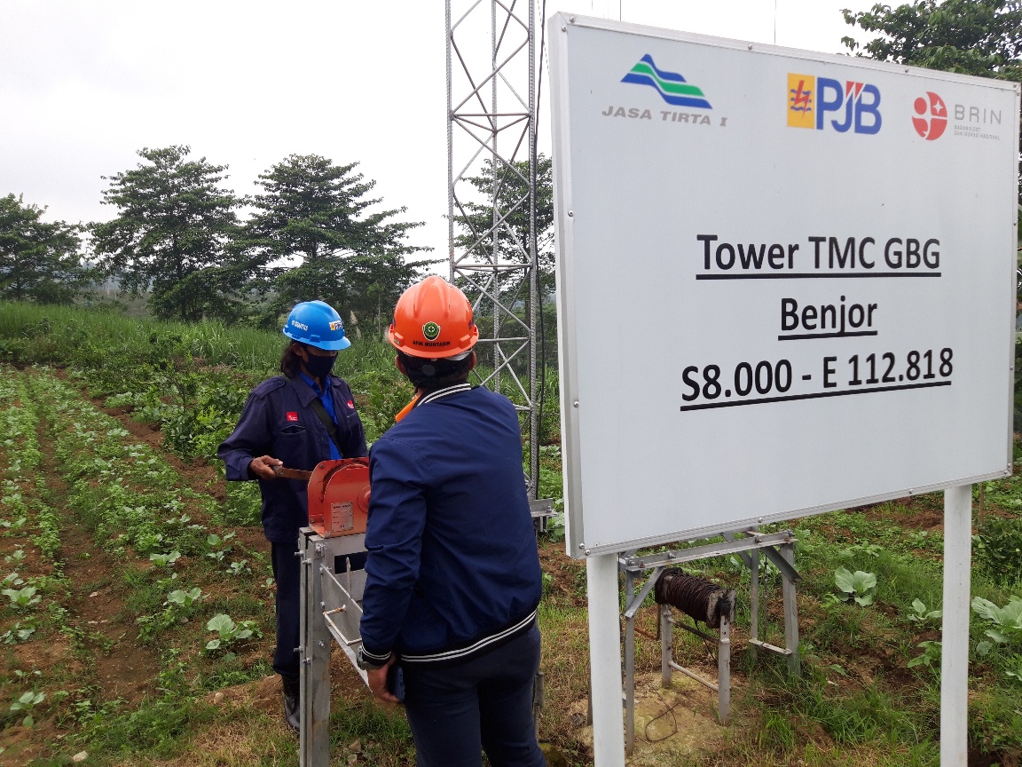 Petugas PT Pembangkitan Jawa Bali sedang menyiapkan peralatan di tower teknologi modifikasi cuaca (TMC) 