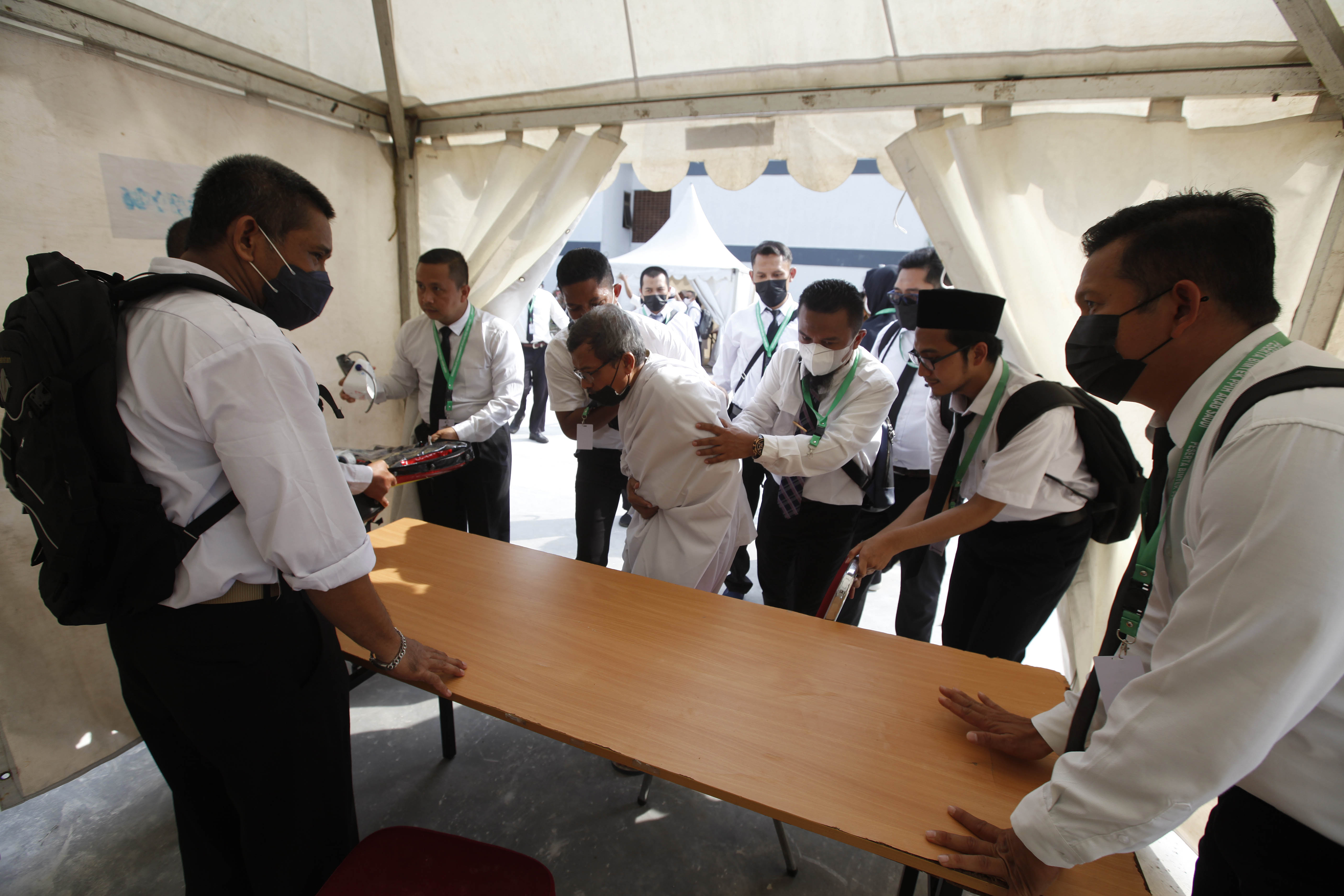 PPIH membantu jemaah haji yang sakit dalam simulasi gladi masing-masing posko di Asrama Haji, Pondok Gede, Jakarta, Sabtu (19/05/2022). 