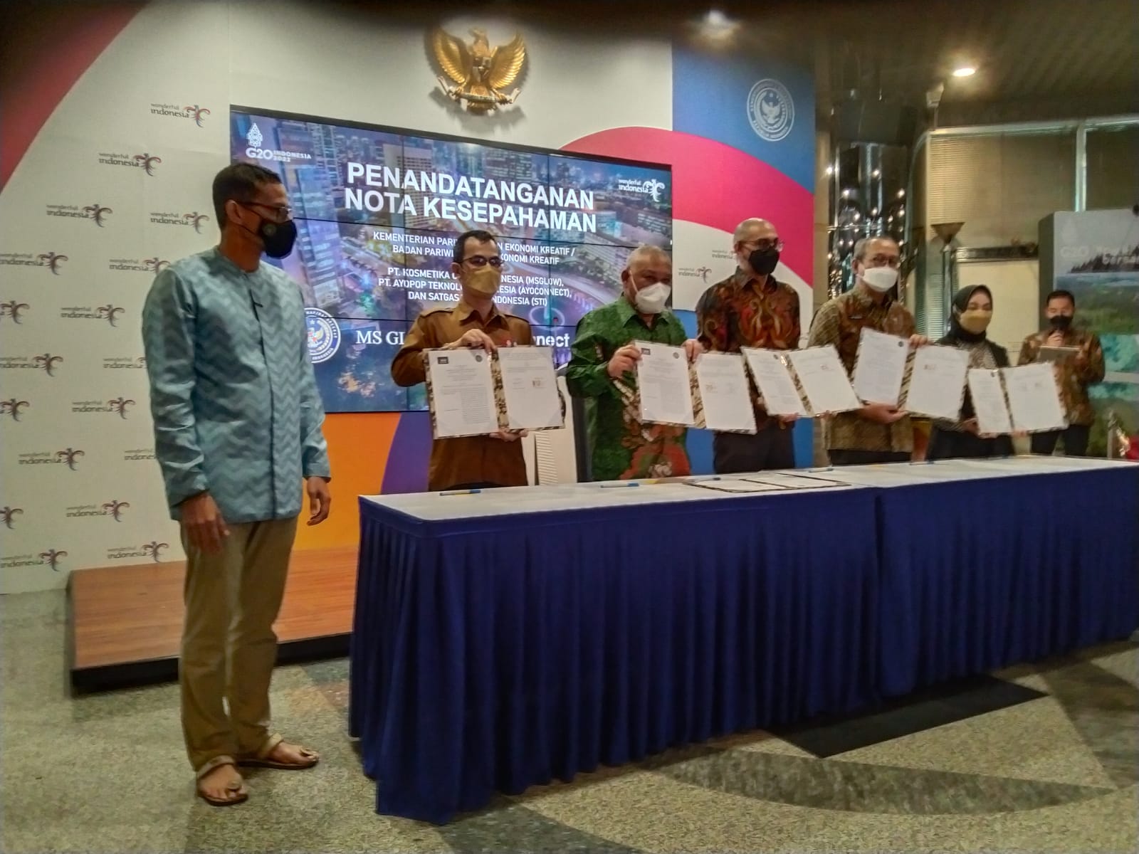 Penandatangan nota kesepakatan antara Kemenparekraf dengan MSGlow, Ayoconnect serta Satgas Toilet Indonesia (STI) di Jakarta, Jumat (16/6).