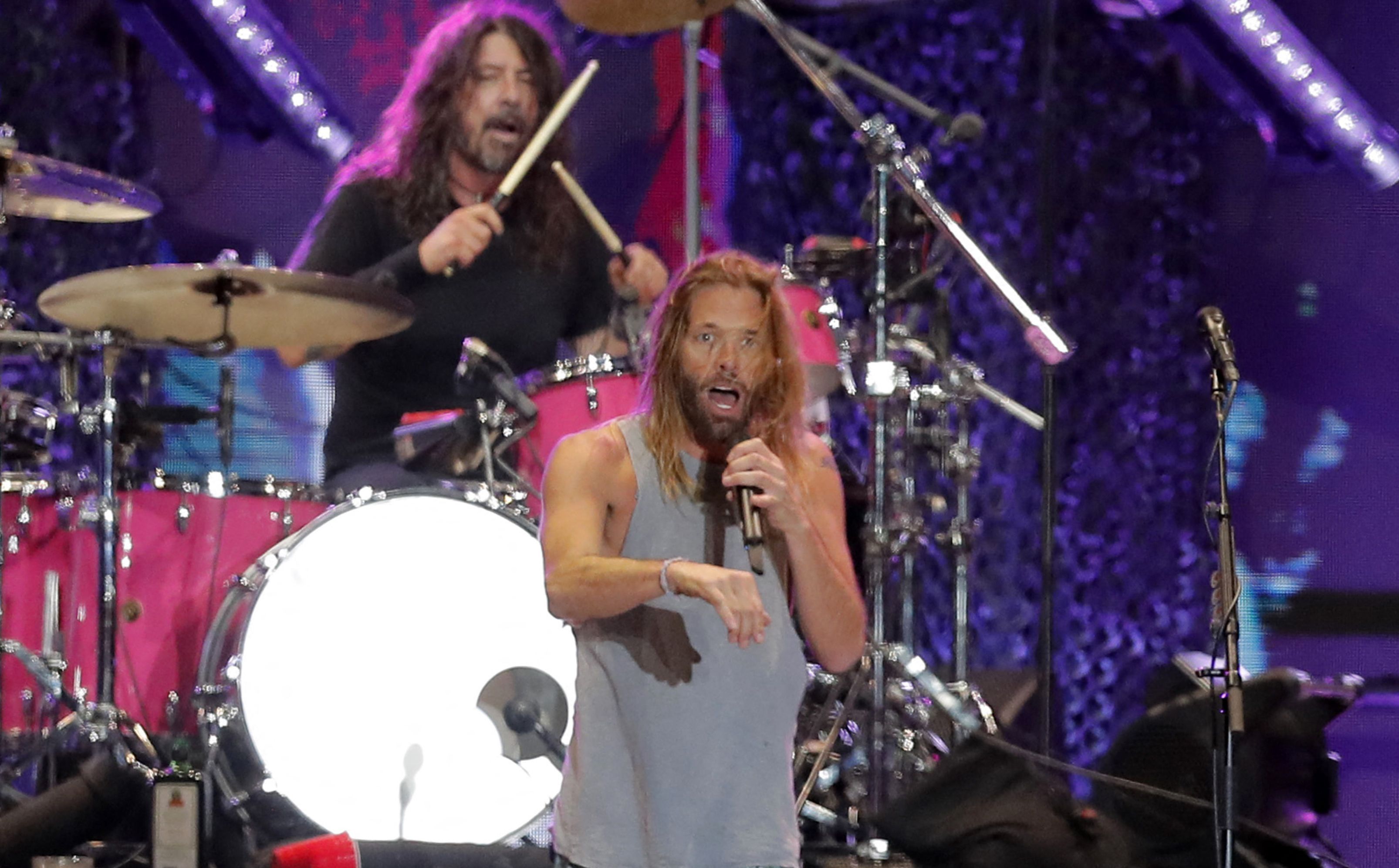 Drummer taylor Hawkins dan Dave Grohl bertukar posisi saat Foo Fighters tampil di Lollapalooza, 18 Maret 2022.