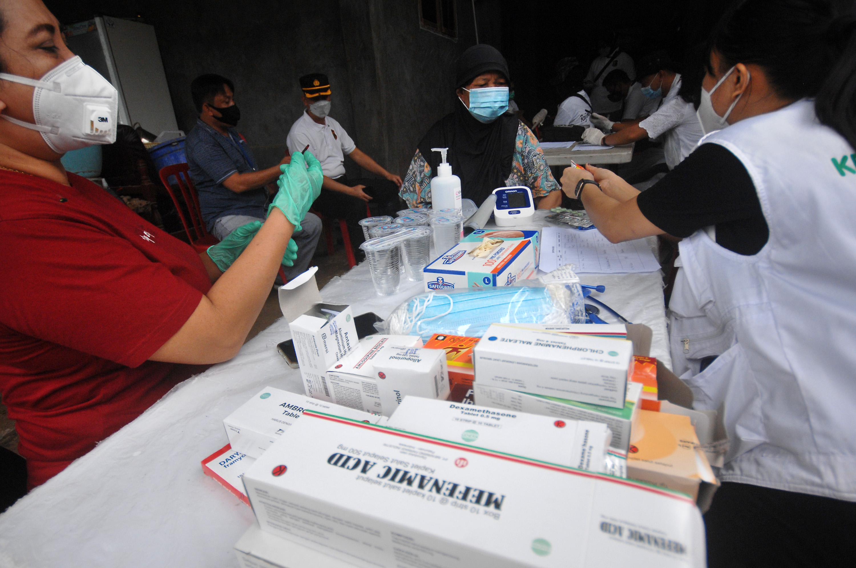 Personel dari Bidang Kedokteran dan Kesehatan Polda Sulawesi Utara menggelar pengobatan gratis 