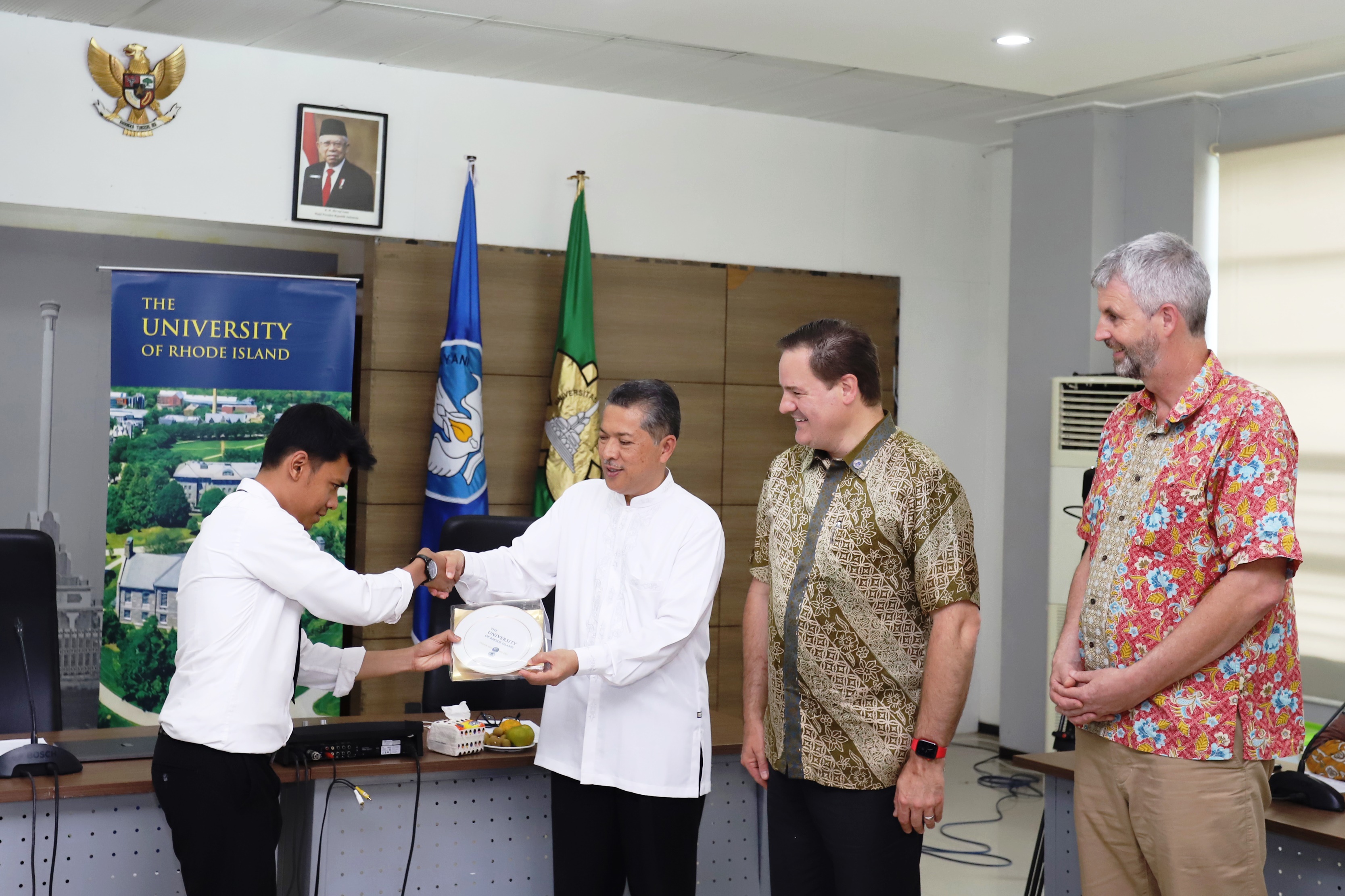 Rektor USK Prof Dr. Ir. Marwan dan perwakilan URI, Brook William Rose saat menyerahkan sertifikat penghargaan di Balai Senat USK Banda Aceh,