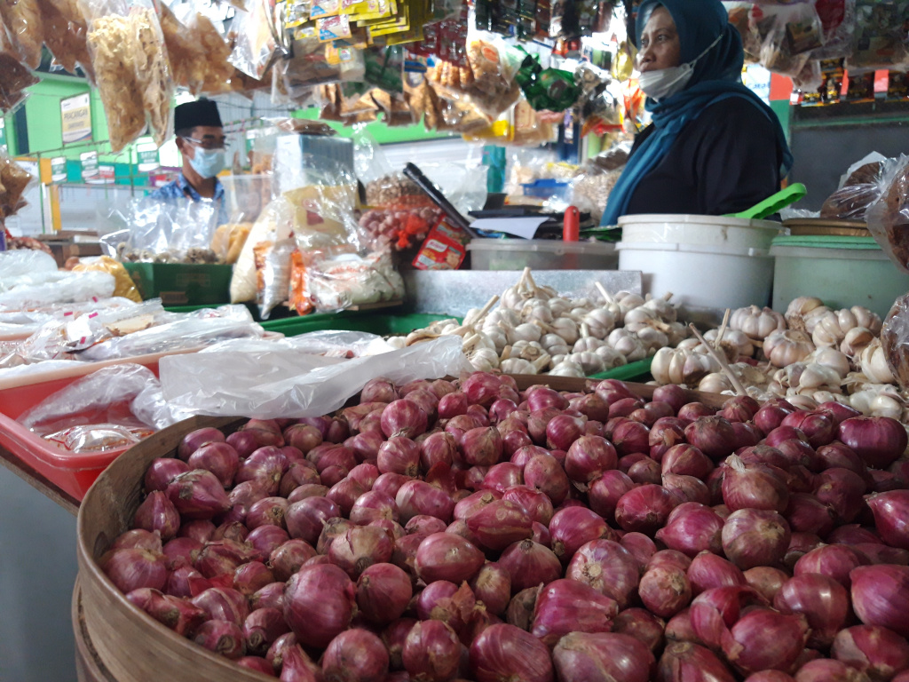 Harga Bawang Merah Naik Mengejar Cabai