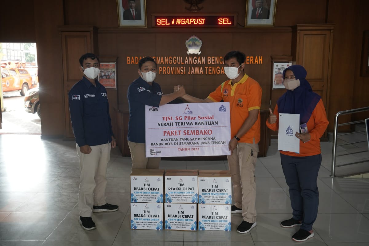 Semen Gresik menyerahkan bantuan sembako untuk korban rob lewat BPBD Jawa Tengah