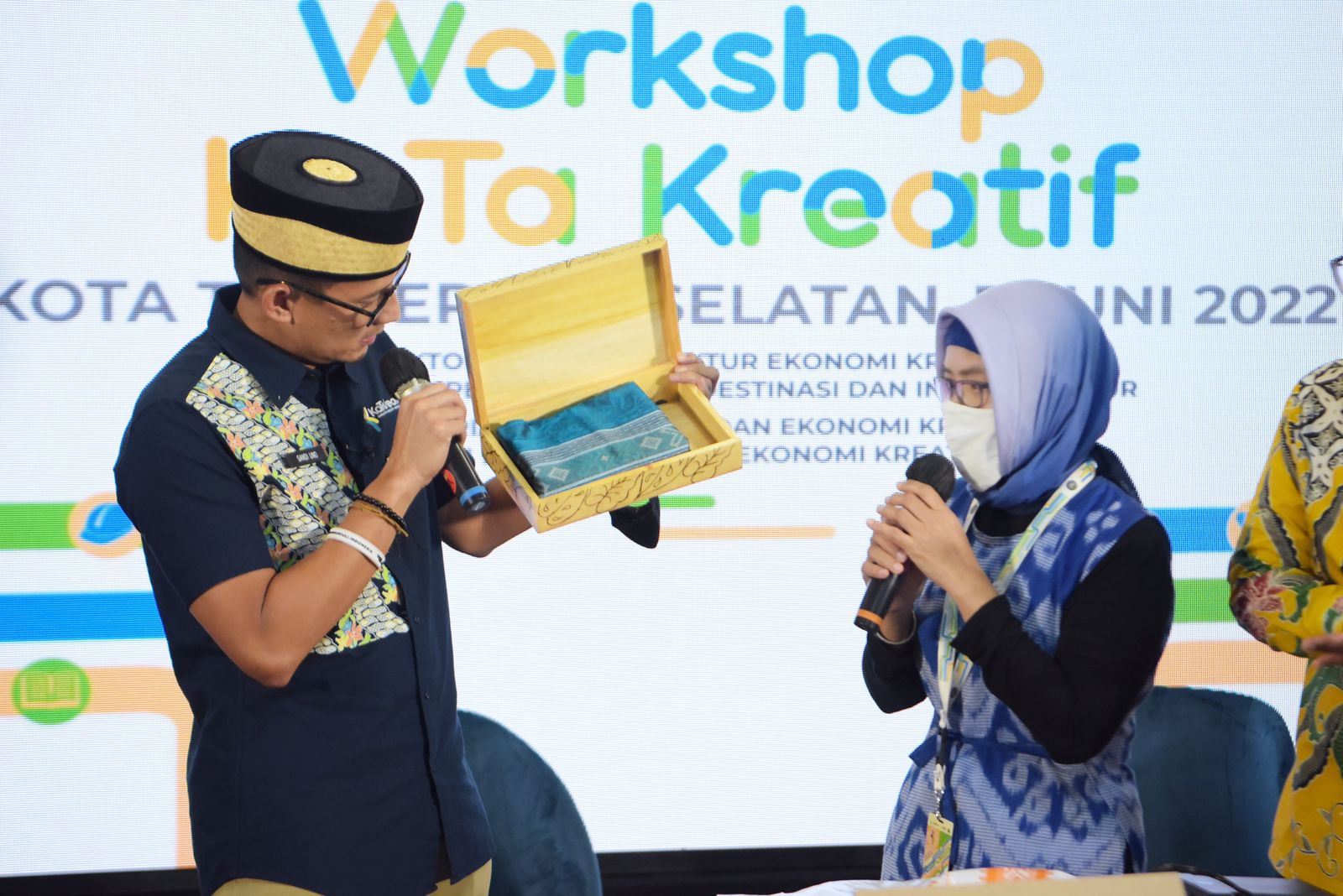 Menparekraf Sandiaga Uno kagum dengan Nurhayati (52), salah satu pelaku UMKM penghasil produk kriya, sebab mampu membuka lapangan kerja bagi