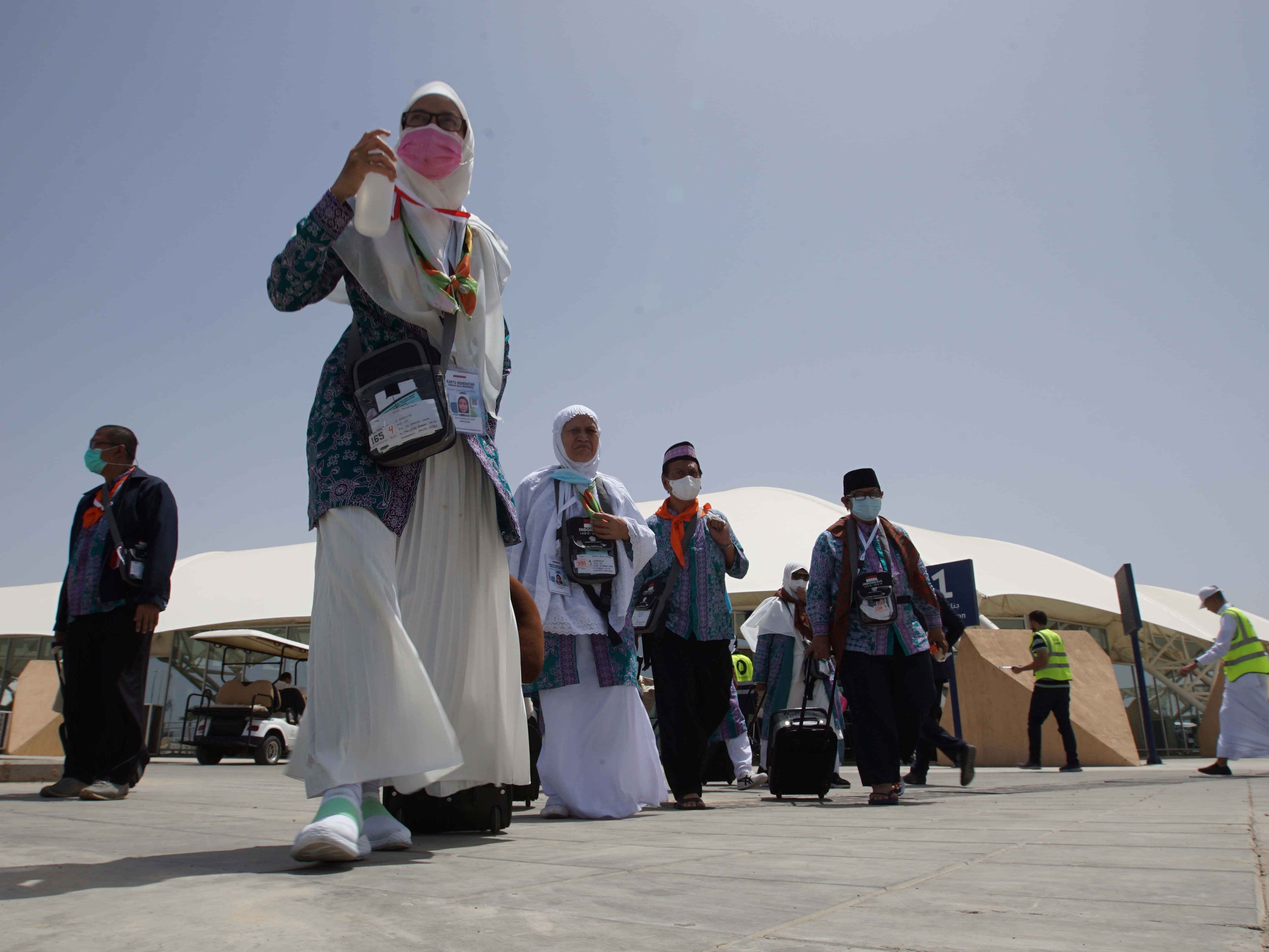 Para jemaah haji kloter pertama dari embarkasi Jakarta berjalan menuju bus yang akan mengantar mereka ke hotel, di bandara, Madinah