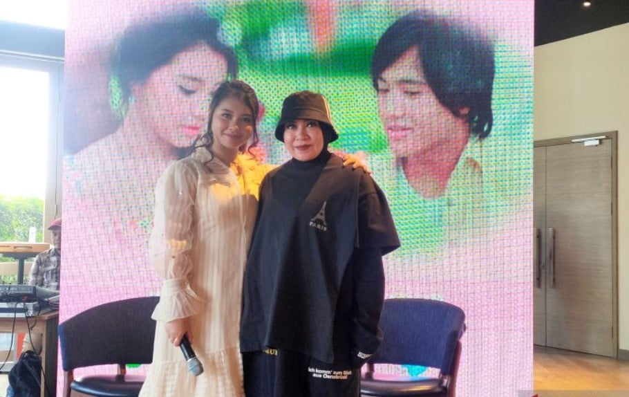 Zia (kiri) dan Melly Goeslaw saat peluncuran lagu Mantan Temanku