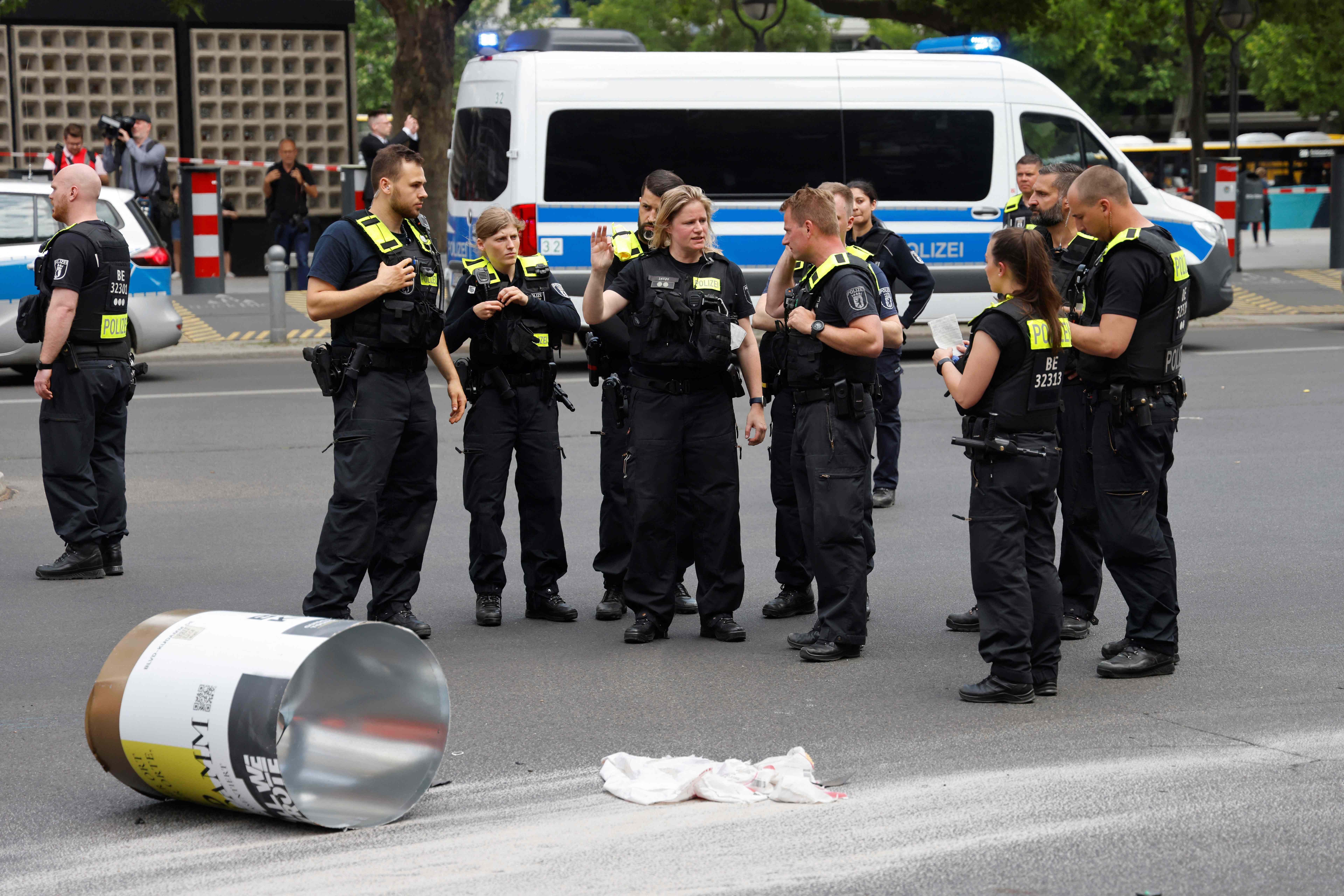 Polisi menyelidiki lokasi tempat sebuah mobil menabrak rombongan pelajar di Berlin, Jerman.
