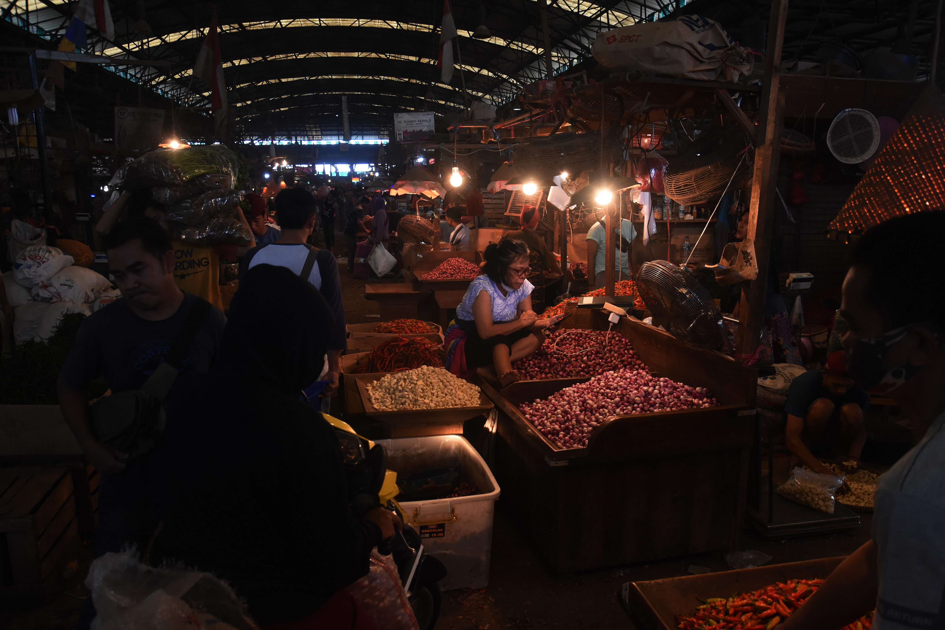 Pedagang bawang di Pasar Induk Kramat Jati, Jakarta menanti pembeli