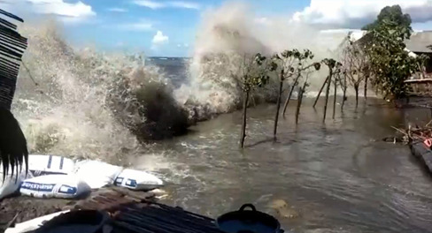 Rumah Warga Hancur Berantakan Dihantam Gelombang Tinggi