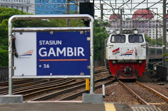 Kereta Argo Parahyangan tujuan Jakarta-Bandung tiba di di Stasiun Gambir, Jakarta.