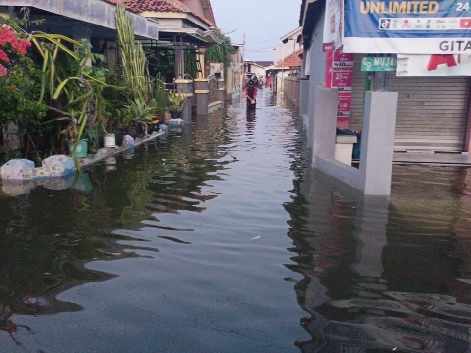 Banjir rob menggenangi jalan utama Desa Randusanga Kulon, Kecamatan Brebes, Kabupaten Brebes, Mei lalu. 