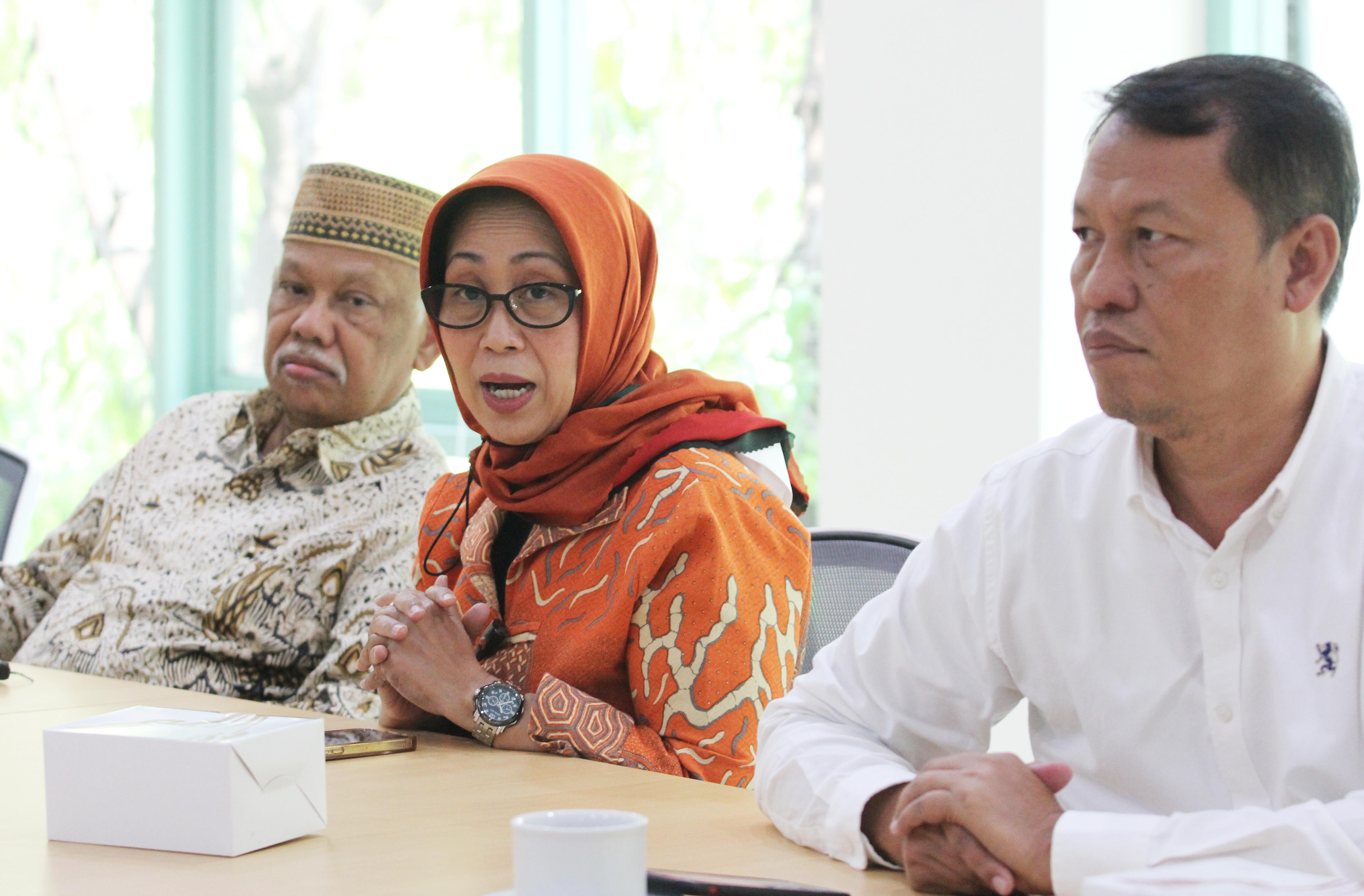  KUNJUNGAN KERJA: Pengurus Dewan Pers yakni Azyumardi Azra (kiri), Ninik Rahayu (tengah) berkunjung ke kantor Media Group di Kedoya, Jakarta