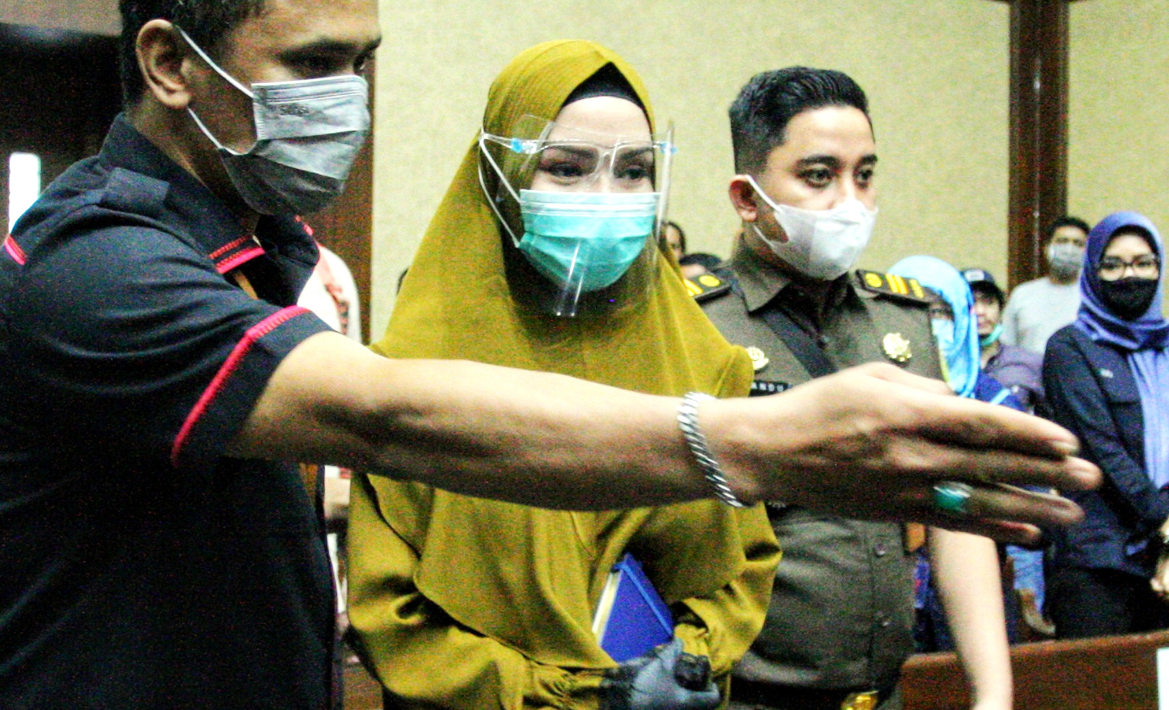 Tersangka kasus korupsi Pinangki Sirna Malasari (tengah)