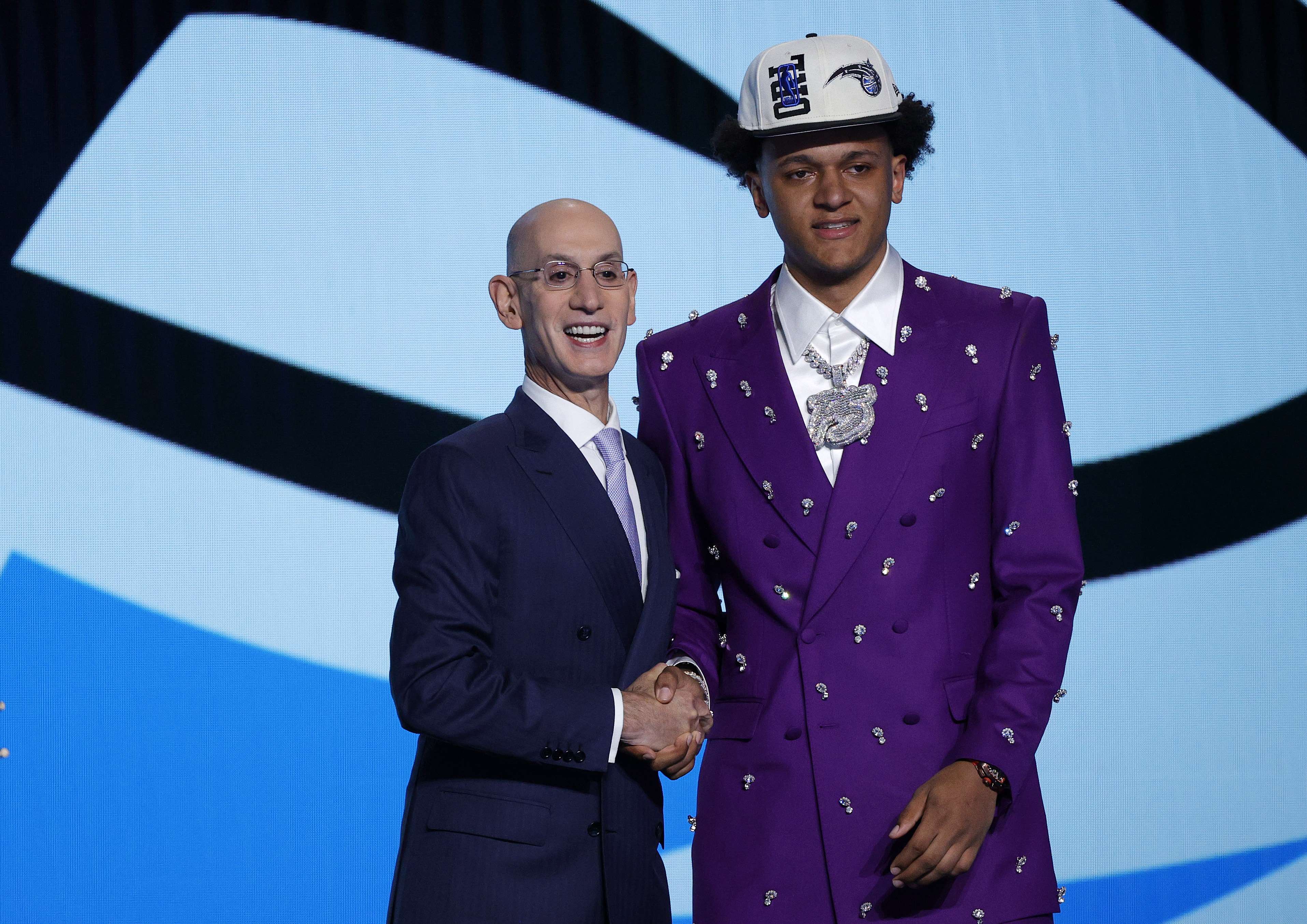 Paolo Banchero (kanan) berpose dengan Komisioner NBA Adam Silver usai terpilih sebagai pilihan pertama di Draft NBA 2022 oleh Orlando Magic.