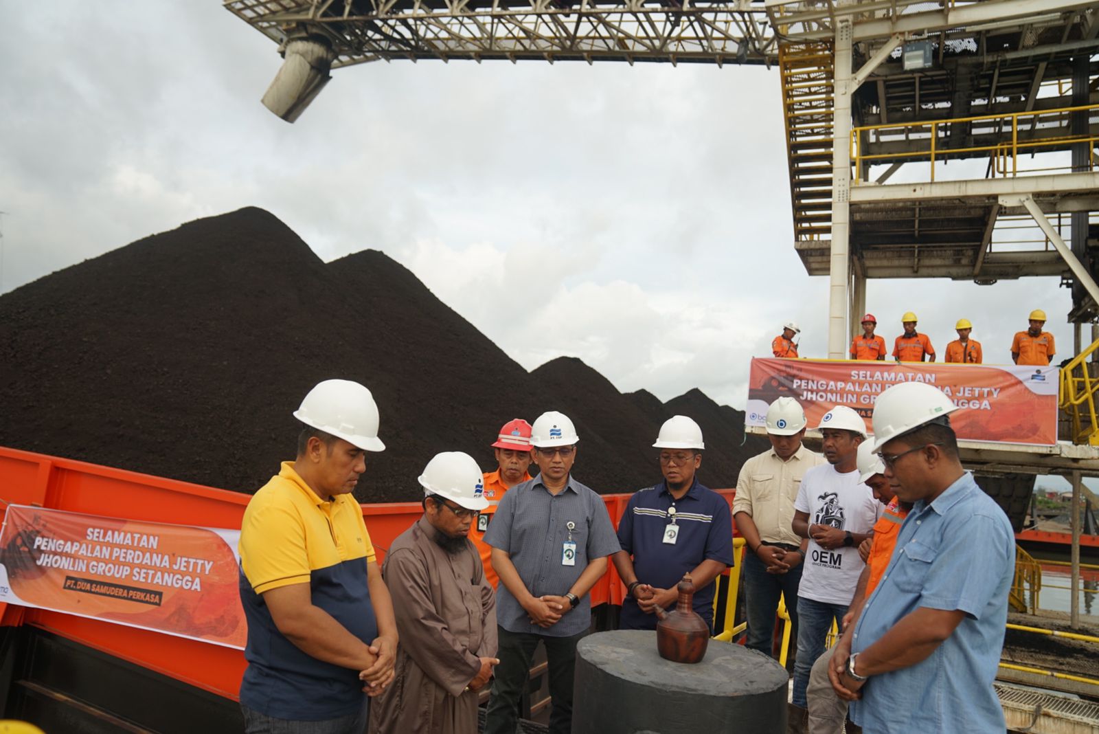 Syukuran uji coba operasional pengapalan tongkang Jettyberkapasitas 10.000 MT milik Jhonlin Group di Dermaga Sunga Dua Tanah Bumbu Kalsel.