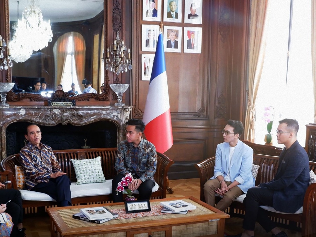 Kesempatan tersebut juga akan digunakan untuk memperkenalkan batik solo di Paris yang merupakan pusat fesyen dunia.