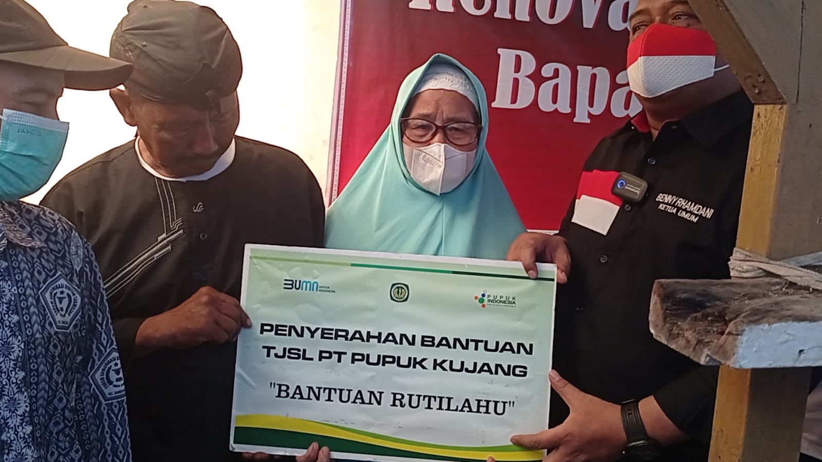 Cucu Marhaen, Ait, menerima sumbangan dana renovasi rumah