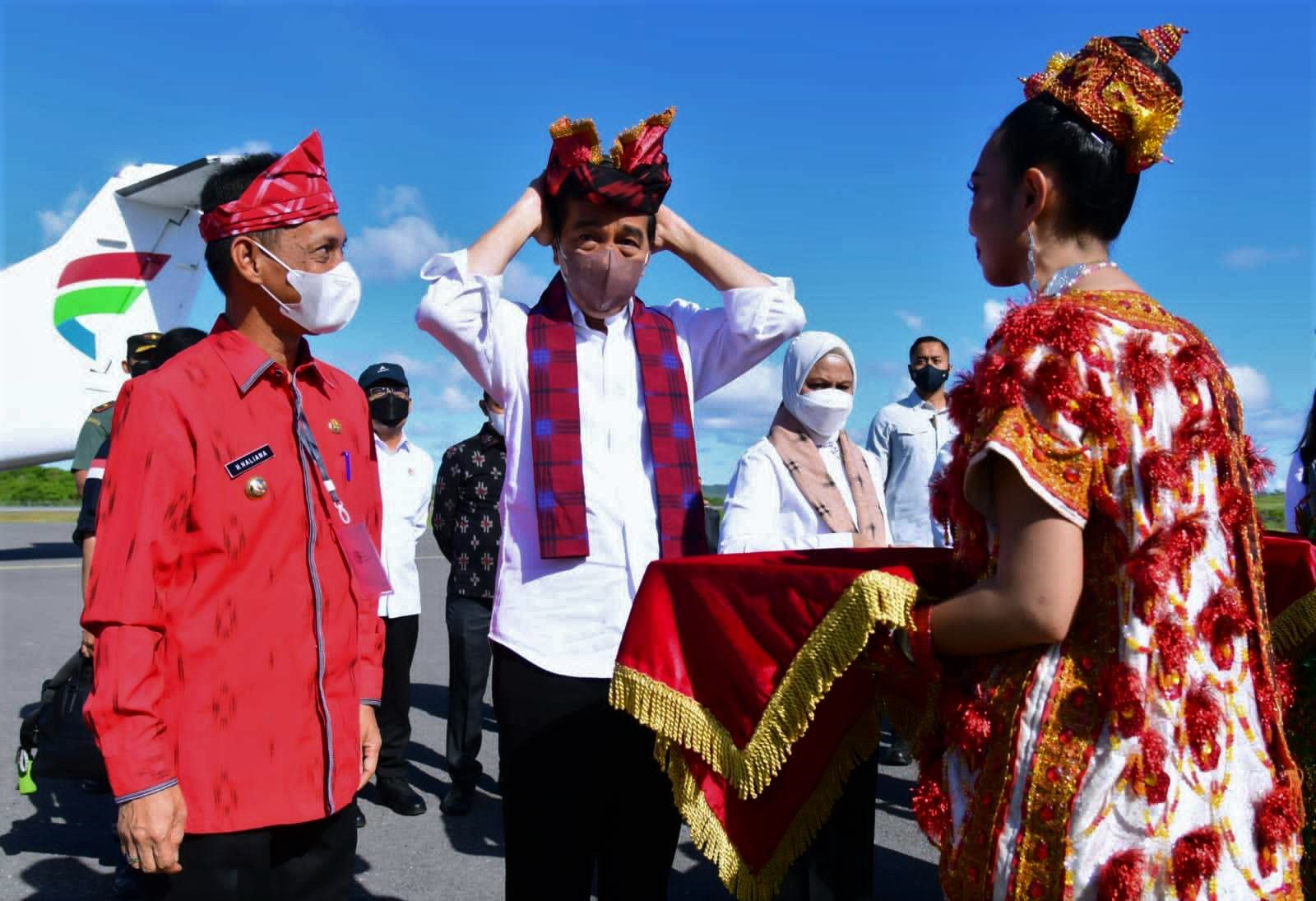 Presiden Joko Widodo (tengah) tiba di Wakatobi