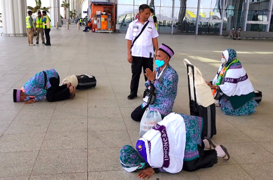 Calon jemaah haji dari embarkasi JKG Lampung melakukan sujud syukur setibanya di Madinah, Rabu (8/6/2022). 