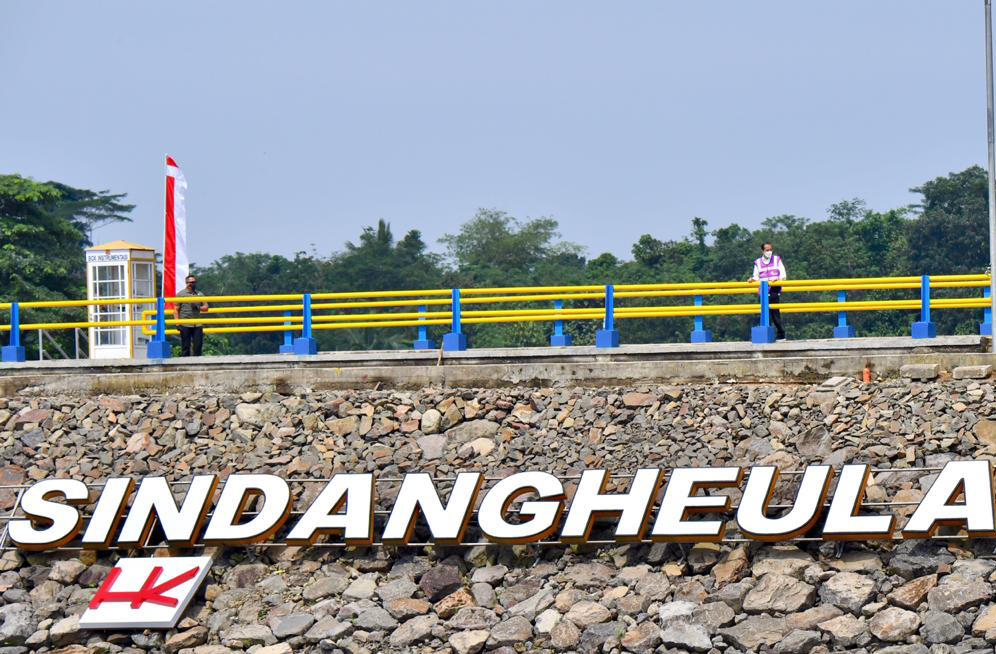 Presiden Joko Widodo (kanan) didamping Menteri PUPR Basuki Hadimuljono meninjau Waduk Sindangheula di Kabupaten Serang, Banteng.