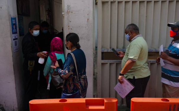 Warga antre untuk mendapatkan layanan kekonsuleran di KBRI Kuala Lumpur. 