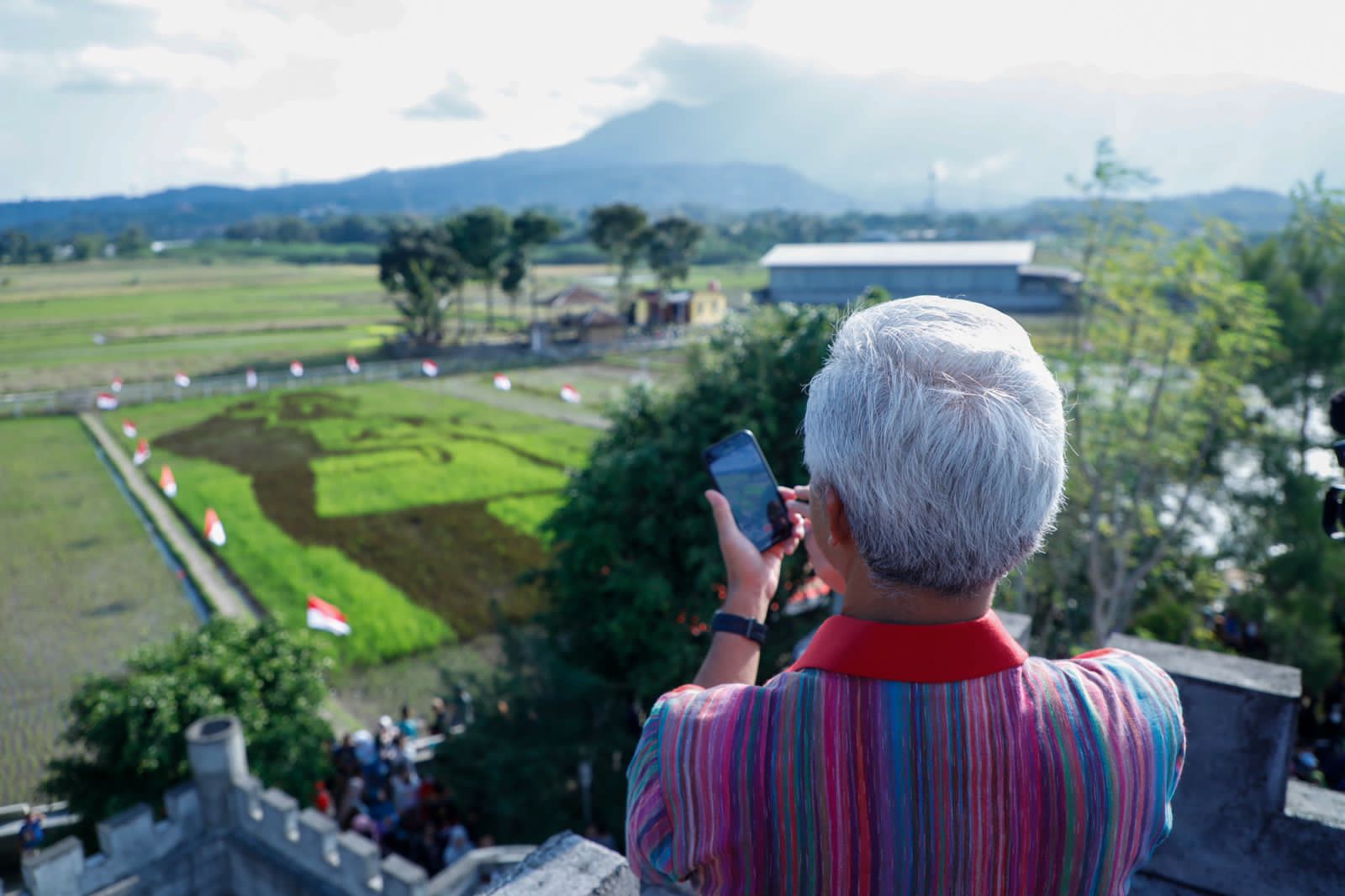 Gubernur Ganjar Pranowo, yang berada di atas panggung saat peringatan bulan Soekarno di Bergas Lor, Kecamatan Bergas, Kabupaten Semarang
