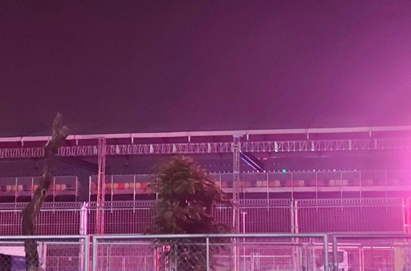 Atap tribun Formula E Jakarta di Jakarta International E-Prix Circuit (JiEC) Ancol, Pademangan, Jakarta Utara sudah terpasang, Jumat (3/6).