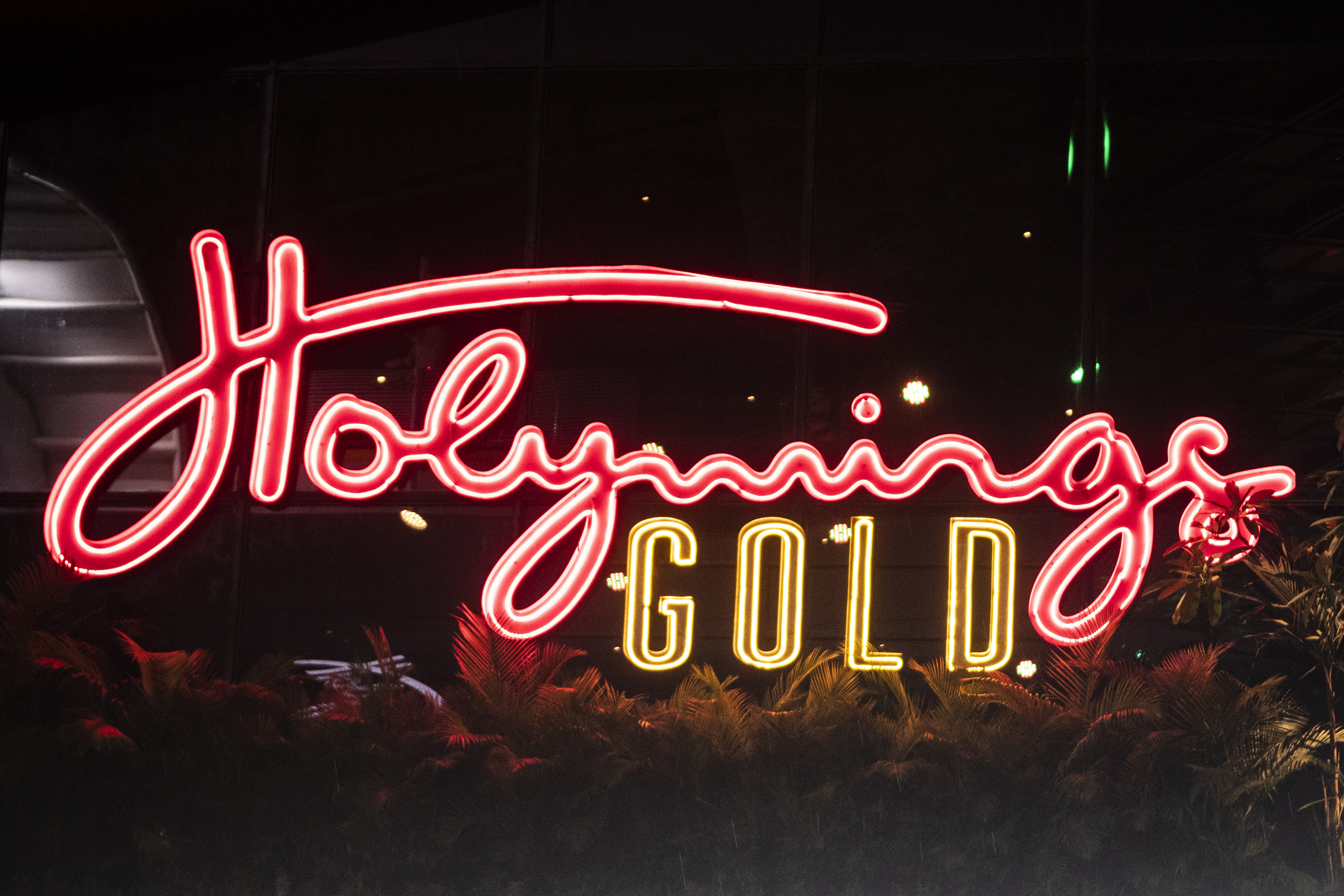 Logo outlet Holywing di Kelapa Gading, Jakarta