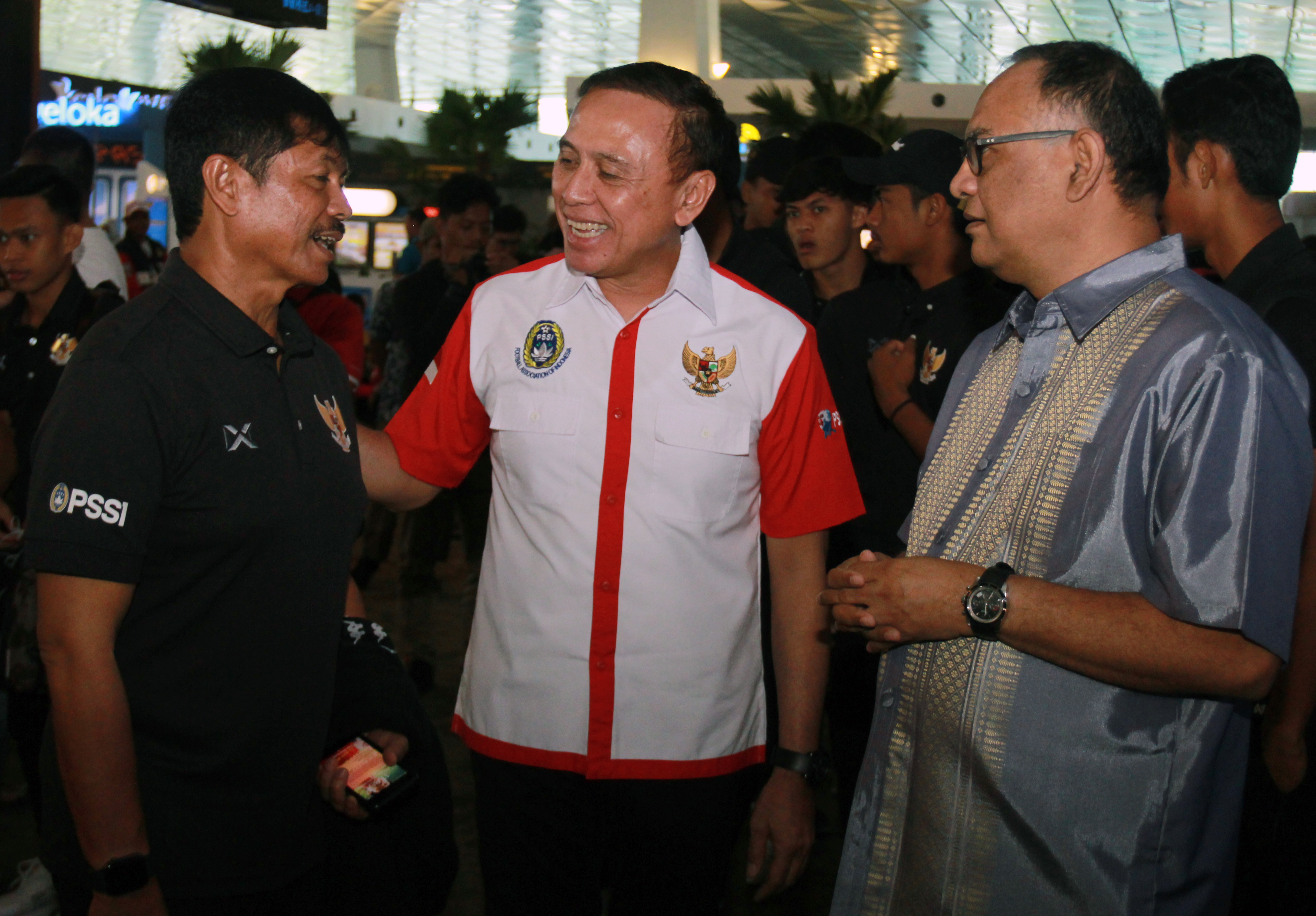 Ketum PSSI Mochammad Iriawan (tengah) didampingi Anggota Exco PSSI Hasani Abdulgani (kanan) berbincang dengan Asisten Pelatih Indra Sjafri