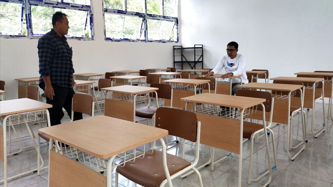 Ketua Yayasan Media Group Ali Sadikin sedang meninjau progres pembangunan Sekolah Sukma Bangsa Tahap Dua di Sigi, Sulawesi Tengah.