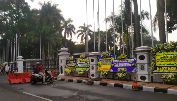 Karangan bunga tampak di depan Gedung Pakuan, Kota Bandung, Jawa Barat, Jumat (3/6/2022). 