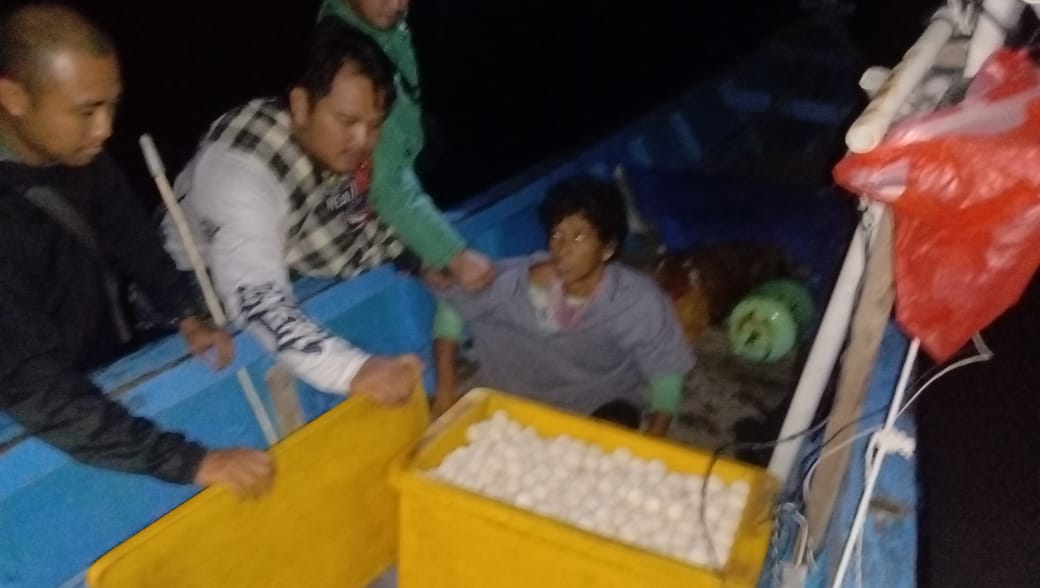 Petugas menangkap tersangka yang akan menyelundupkan ribuan telur penyu.