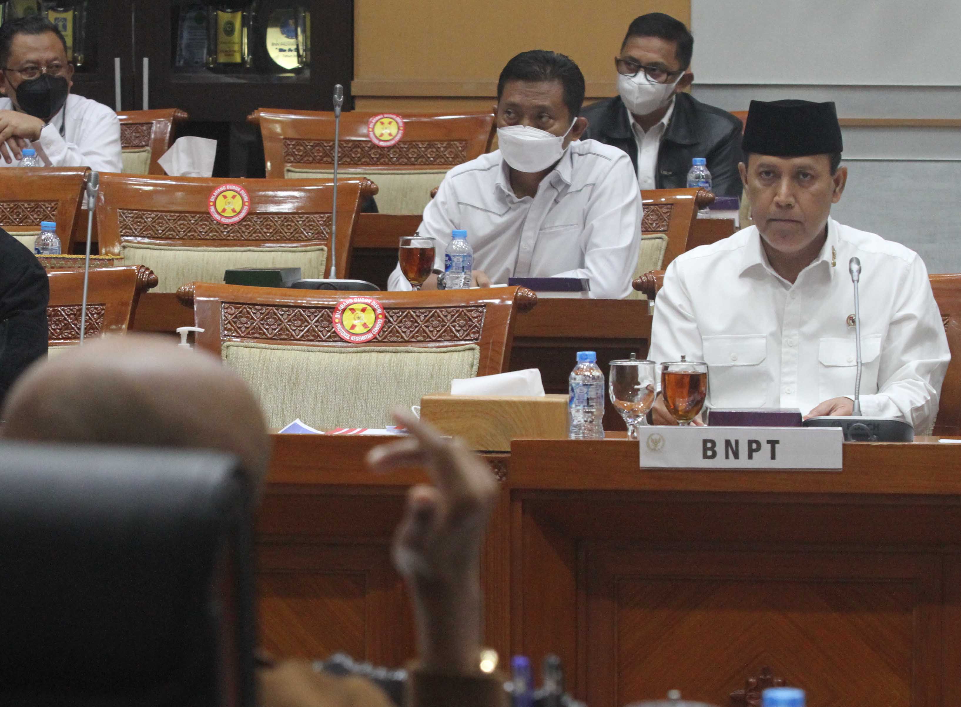 Kepala BNPT Komjen Pol Boy Rafli Amar (kanan)  saat rapat kerja dengan Komisi III DPR yang membahas tahanan para Terorisme.