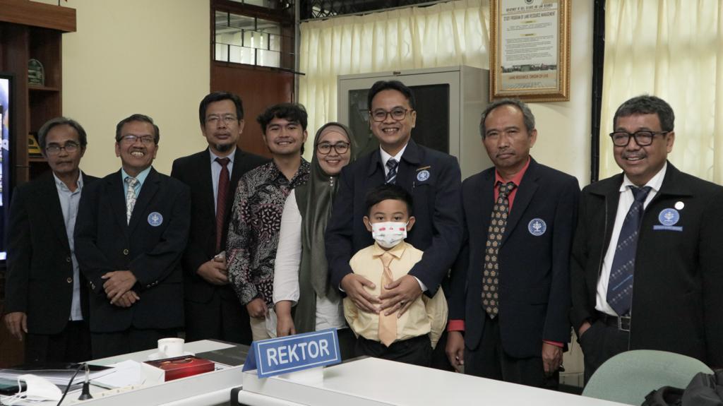Destika Cahyana (memegang anaknya) seusai sidang doktor ilmu pemetaan tanah di IPB University, Rabu (29/6/2022)